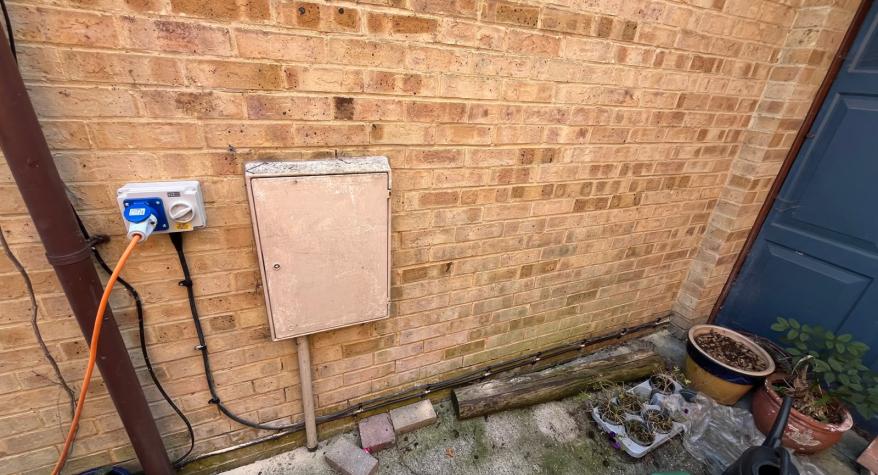 Caravan Power Supply – Greenhithe